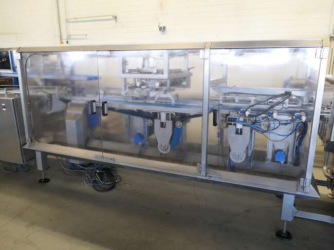 Tramper filling- and traysealing line