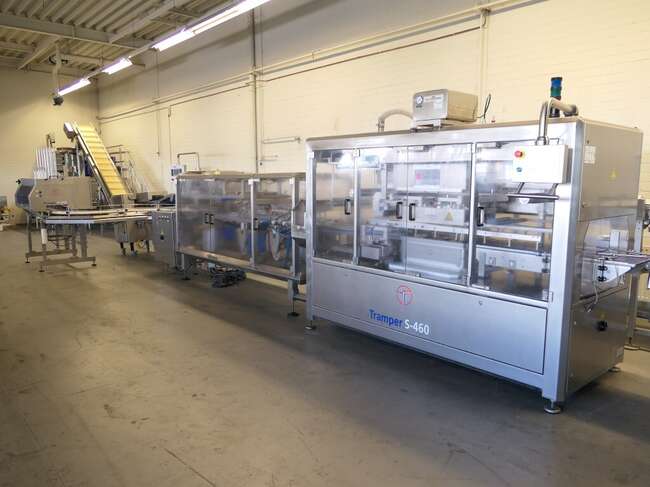 Tramper filling- and traysealing line